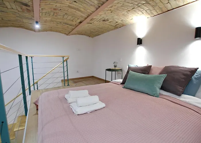Lovely&Modern Downtown Apartment With Free Parking